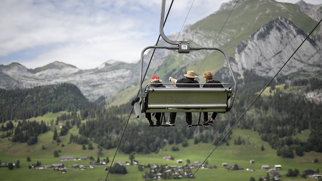 Im Juli bot das Wetter nicht immer gute Sicht: Folglich zog es mehr Leute wieder ins Ausland. Mit Folgen für den Schweizer Tourismus. (Archivbild)