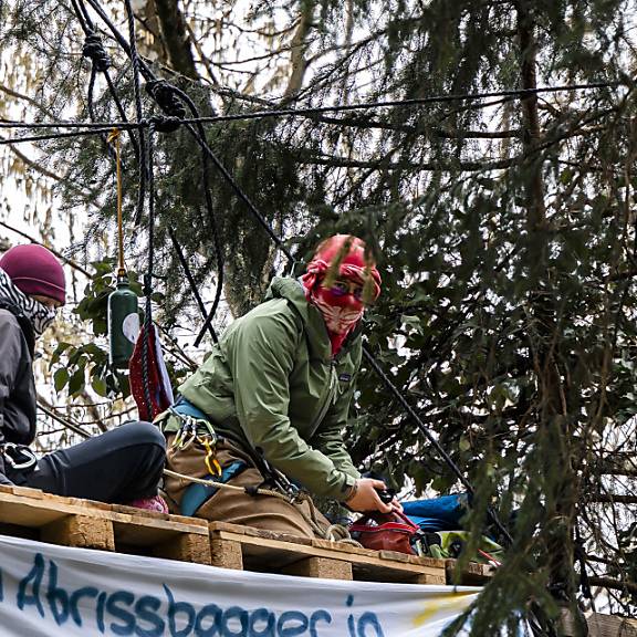 Waldbesetzer lassen Ultimatum in Rümlang ZH verstreichen
