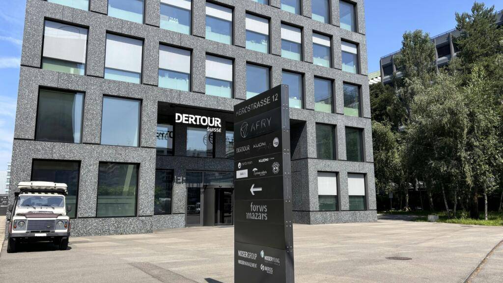 Der Reisekonzern Dertour Schweiz greift nach der Übernahme von Hotelplan zum Sparhammer. Bis Ende 2027 sollen rund 250 Stellen abgebaut werden. Auch sollen 15 Filialen geschlossen werden.