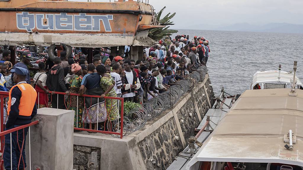 Schiff mit mehr als 450 Passagieren sinkt im Kongo