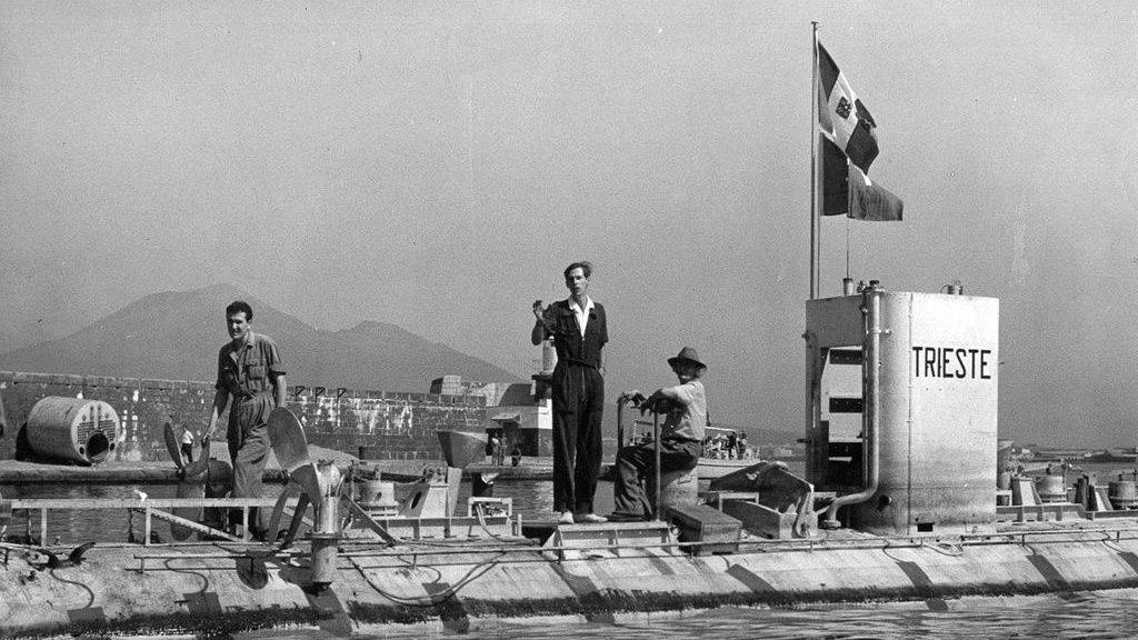Das «Bathyscaphe» Trieste 1953 bei einem Testtauchgang nahe Neapel. Piccard sitzend rechts. (Archivbild)