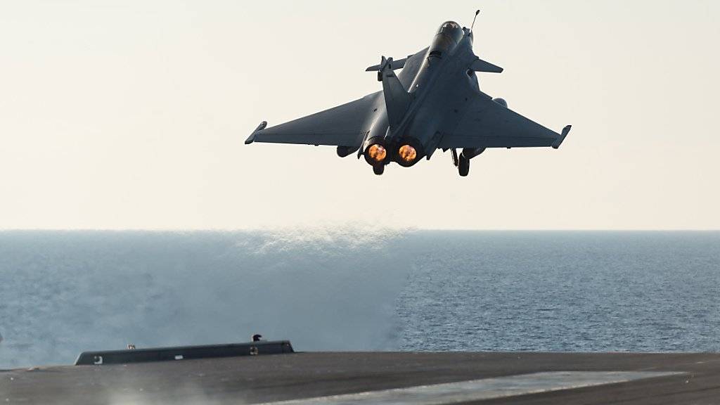 Ein Rafale-Jet der französischen Luftwaffe startet vom Flugzeugträger Charles de Gaulle im Mittelmeer. Erstmals sind am Dienstag Marschflugkörper von Flugzeugen gegen die IS-Miliz eingesetzt worden. (Archivbild)