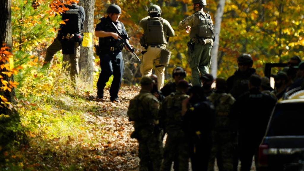 Mehr als zwei Tage nach dem Massaker mit 18 Toten im US-Bundesstaat Maine hat die Polizei die Leiche des Tatverdächtigen gefunden. Foto: Matt Rourke/AP/dpa