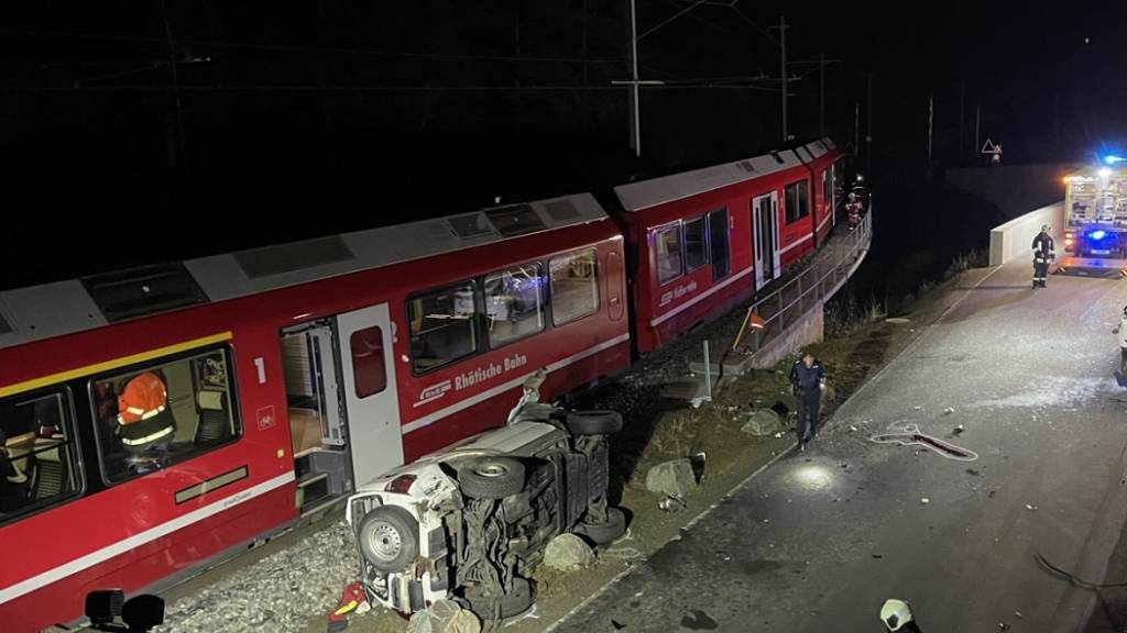 Das gestürzte Fahrzeug kam seitlich liegend direkt neben den Gleisen zum Stillstand.