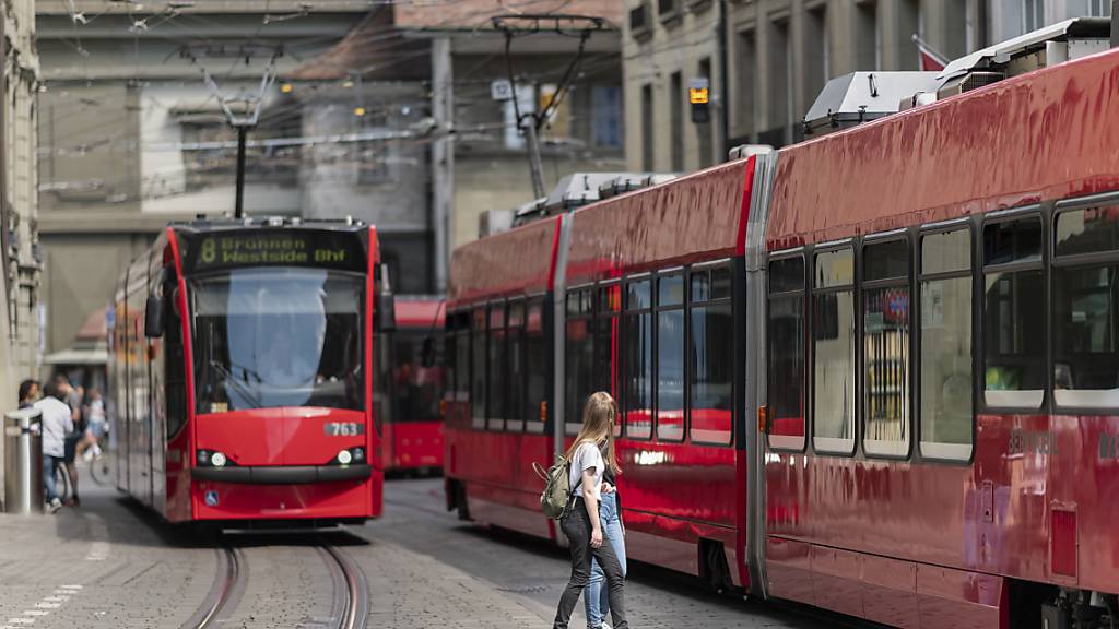 Zwei Trams kreuzen sich in der Stadt Bern in der Marktgasse. (Archivbild)