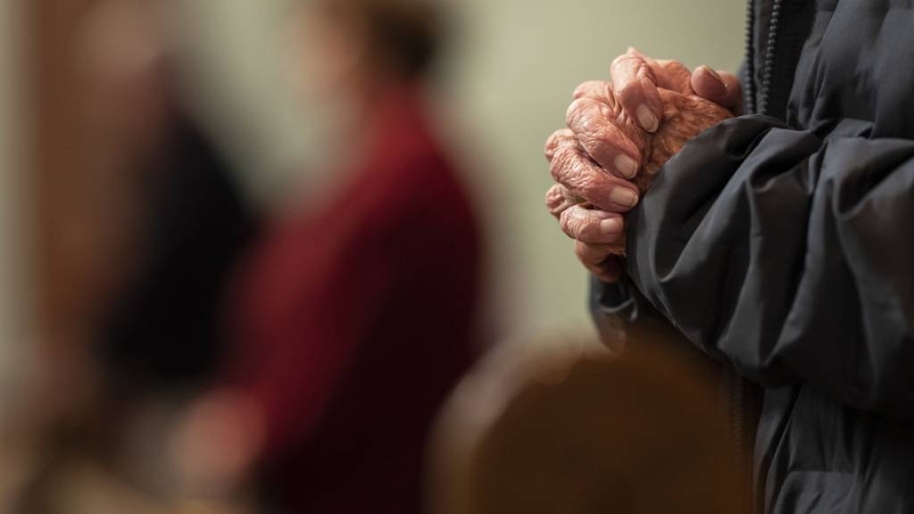 Katholische Kleriker und weitere kirchliche Angestellte verübten in der Schweiz seit 1950 mindestens 1002 Fälle sexuellen Missbrauchs - der Kirchenrat von Adligenswil will nun Taten sehen. (Symbolbild)