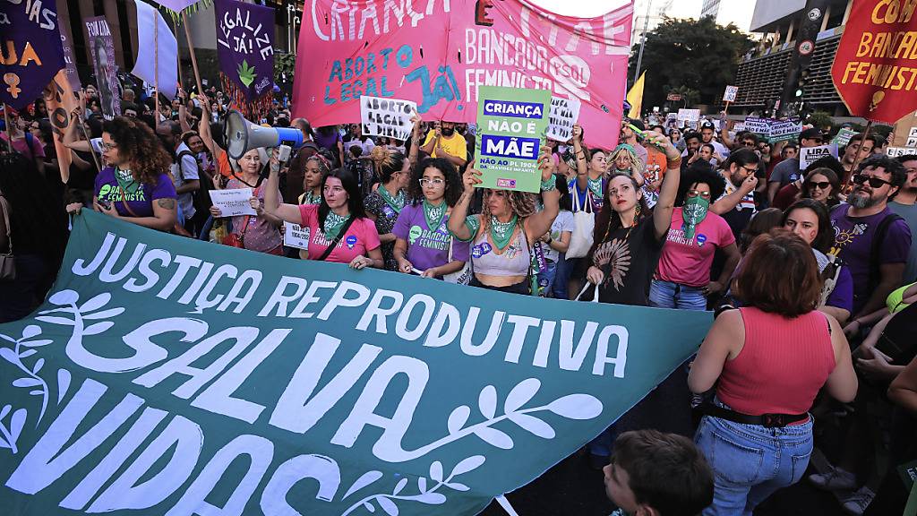 Abtreibungsgegner demonstrieren auf der Avenida Paulista in Sao Paulo gegen ein Anti-Abtreibungsgesetz des Kongresses. Foto: Ettore Chiereguini/AP/dpa