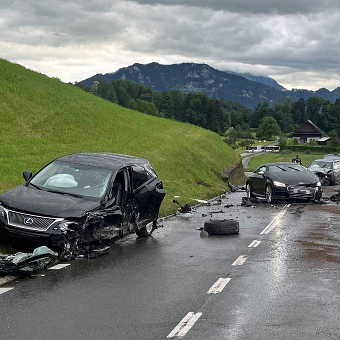 Schwerer Unfall mit drei Autos in Greppen – sechs Verletzte