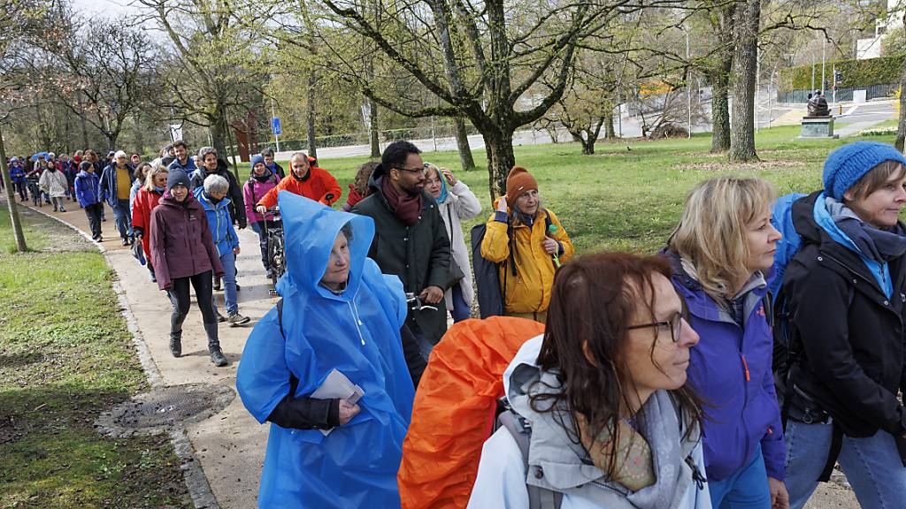 Teilnehmerinnen und Teilnehmer des «blauen Marschs» kurz nach dem Start am Samstag in Genf.