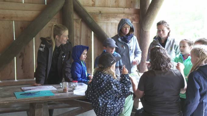 Kinder machen aus Pflanzen Naturfarben