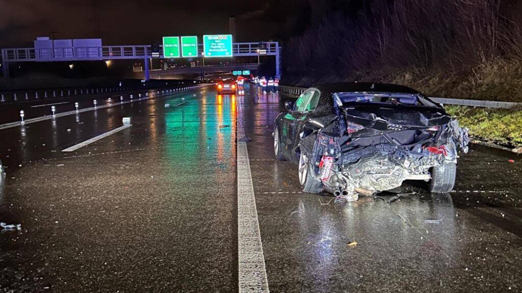 Nach einem Verkehrsunfall in der Nacht auf Sonntag (26.1.2025) auf der A1 bei Wallisellen musste die Autobahn komplett gesperrt werden.