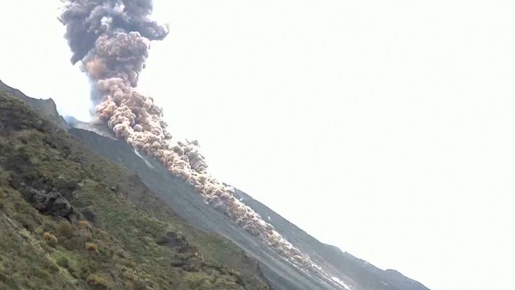 Eruption am Stromboli: Explosion und Lavastrom