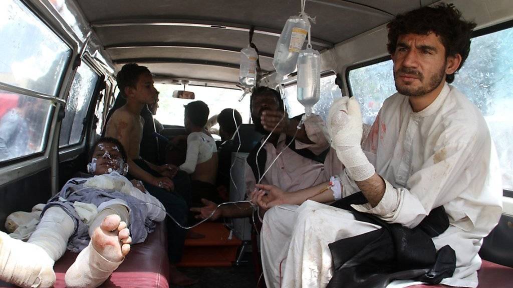 Bei einem verheerenden Verkehrsunfall sind in Afghanistan zahlreiche Menschen ums Leben gekommen. Zudem gab es viele Verletzte.