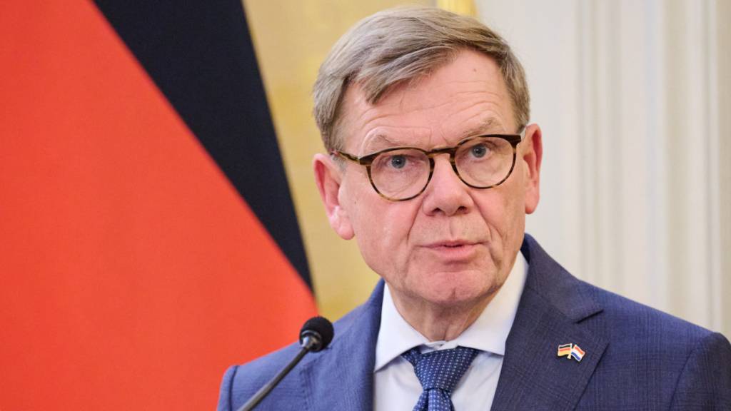 Johann Wadephul (CDU), Außenminister, spricht während einer gemeinsamen Pressekonferenz mit seinem niederländischen Amtskollegen Berendsen. Foto: Sebastian Christoph Gollnow/dpa/Archivbild
