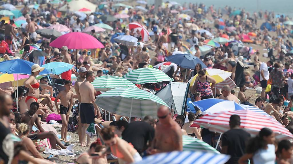 Dichtes Gedränge am Strand im britischen Southend. Foto: Yui Mok/PA Wire/dpa