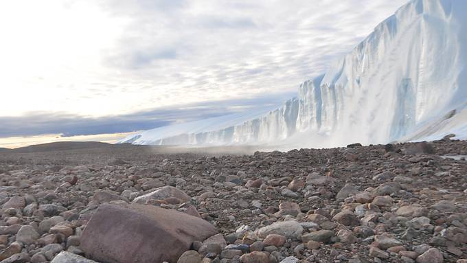 Riesen-Krater in Grönland ist weit älter als vermutet