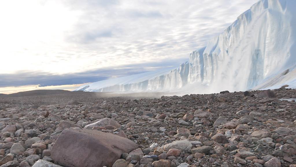 Unter dem Hiawatha-Gletscher begraben, befindet sich ein Einschlagskrater, den Forschende nun auf 58 Millionen Jahre datiert haben: ein während Feldarbeiten aufgenommenes Foto am Rande des grönländischen Eisschilds.