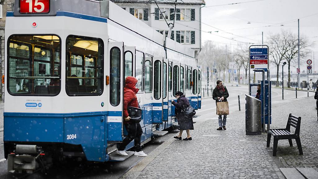 Den Mangel an Arbeitskräften spüren die Verkehrsunternehmen im Kanton Zürich. Die VBZ stellten eine Tramlinie ein. (Archivbild)