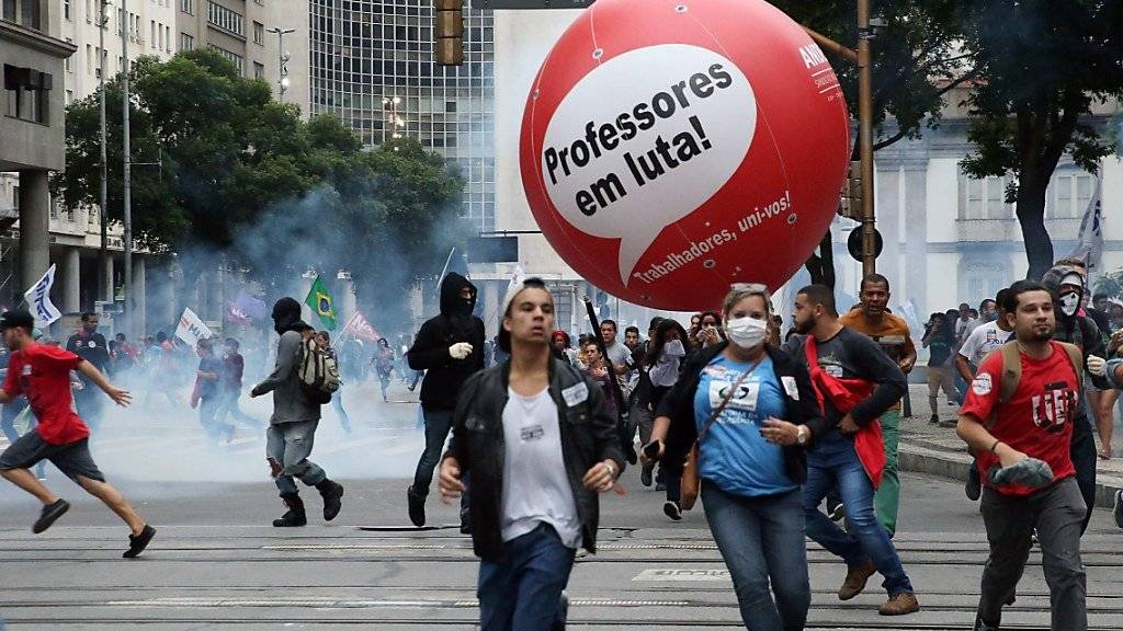 Während eines Generalstreiks in zahlreichen Städten in Brasilien kam es immer wieder zu Zusammenstössen von Demonstranten mit der Polizei.