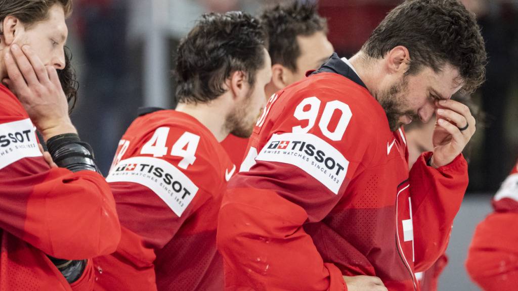 Roman Josi (Nummer (90), Pius Suter (44) and Simon Knak (8) lassen den Kopf hängen: Sie haben eine grosse Chance verpasst
