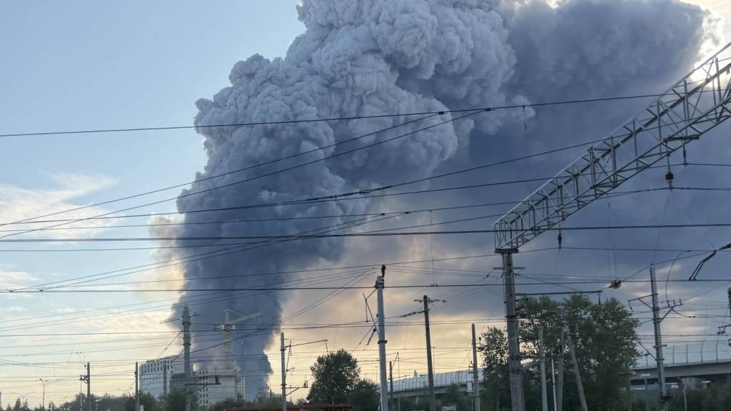 dpatopbilder - Brände sind nach Drohnenangriffen im Gebiet St. Petersburg ausgebrochen. Foto: --/dpa