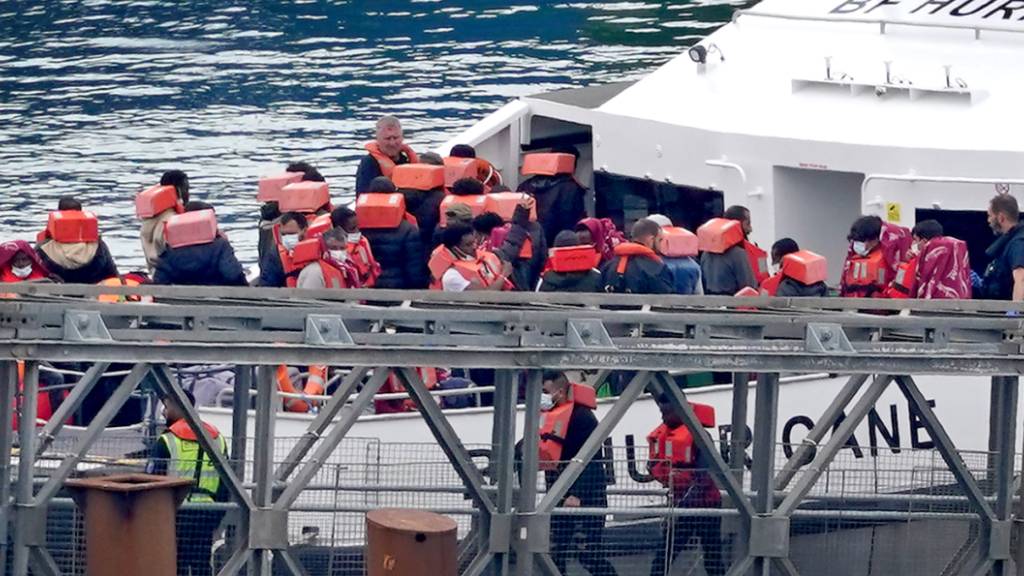 Eine Gruppe von Menschen, bei denen es sich vermutlich um Migranten handelt, sind bei einem Zwischenfall mit einem kleinen Boot im Ärmelkanal gerettet worden. Foto: Gareth Fuller/PA Wire/dpa