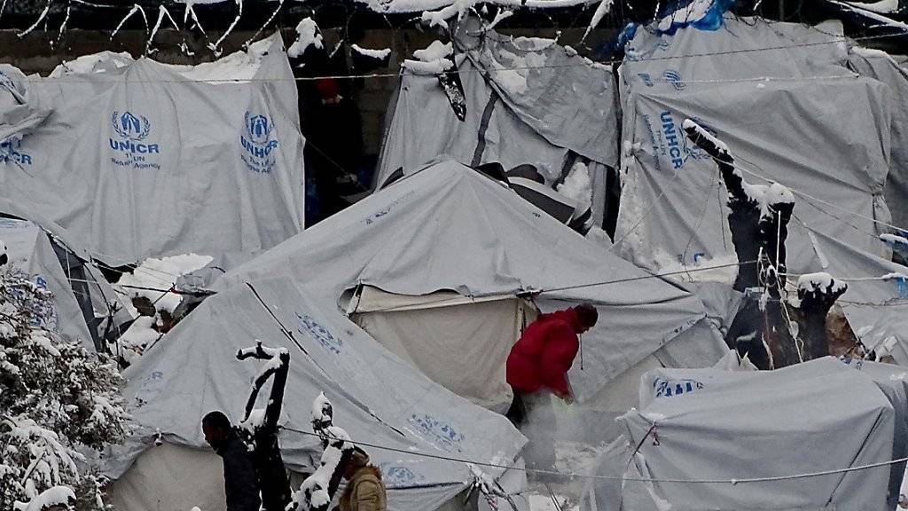 Eingeschneites Zeltlager für Flüchtlinge auf Lesbos