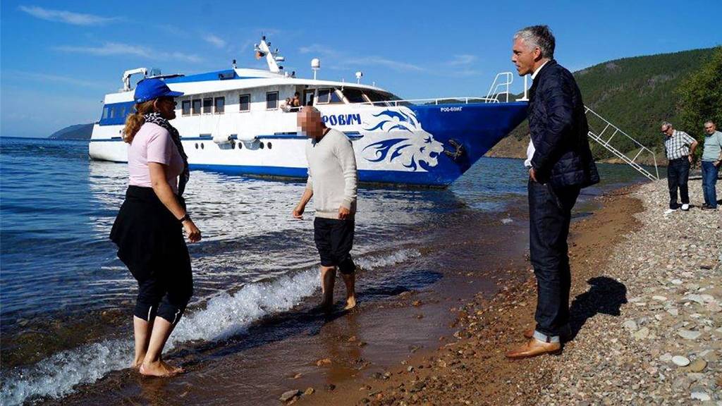 Wer kriegt nasse Füsse? Bundesanwalt Michael Lauber mit seinem Berater Viktor K. 2014 am Baikalsee in Sibirien.