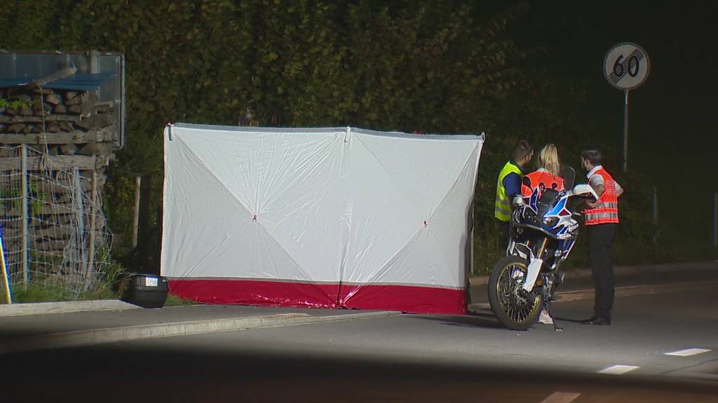 In Krummenau stirbt am Sonntagabend ein Motorradfahrer bei einem Verkehrsunfall. Der Mann war mit einer Gruppe unterwegs und stürzte.