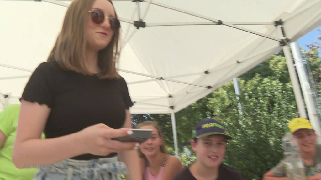 Einzigartiger Wettkampf: In Mandach messen sich Besucher beim Heuballen heben