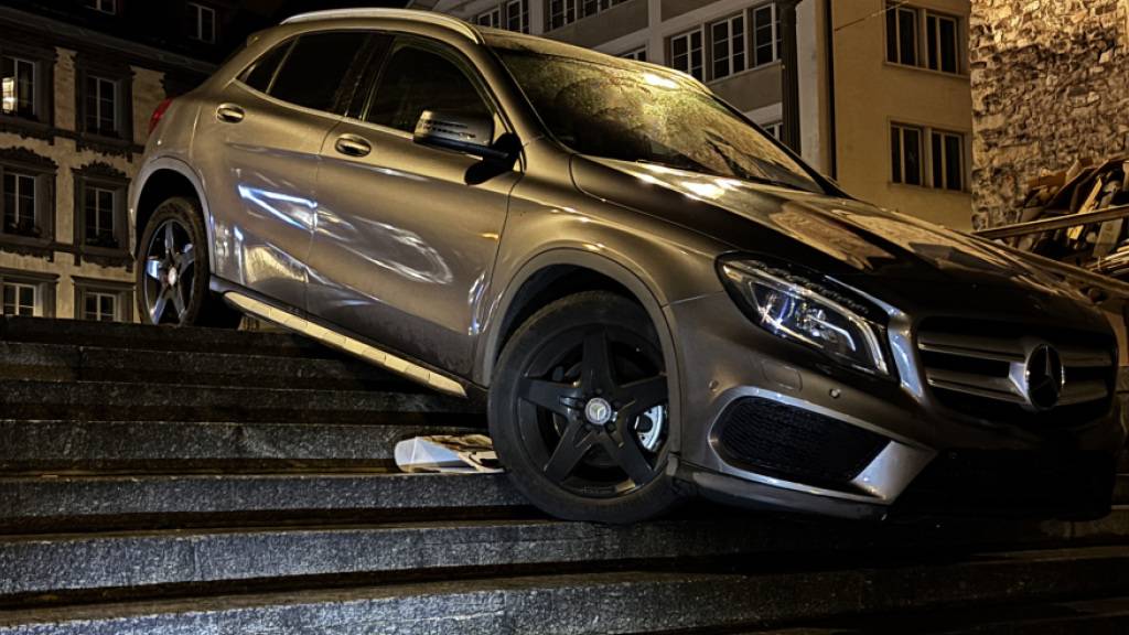 Das Mietauto auf der Rathaustreppe, einem Fussweg zwischen Kornmarkt und Rathaussteg in der Luzerner Altstadt.