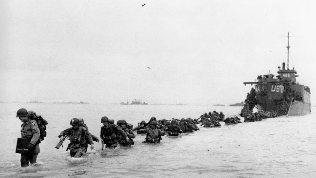 ARCHIV - US-Verstärkungen waten in den Tagen nach dem D-Day und der alliierten Invasion des von den Nazis besetzten Frankreichs in der Normandie im Juni 1944. Foto: dpa