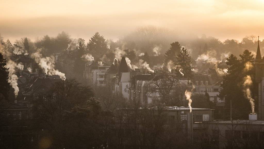 Rauchende Schornsteine in der Stadt Bern, idyllisch und umweltschädigend zugleich. Der Bund will deshalb die Abgasgrenzwerte für Heizungen verschärfen - und stösst mit seinem Vorhaben auf Kritik. (Themenbild)