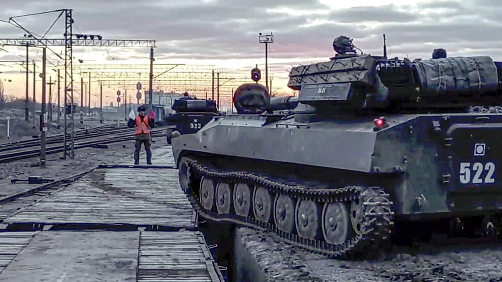 Auf diesem Videostandbild des Pressedienstes des russischen Verteidigungsministeriums werden russische Panzerfahrzeuge nach dem Ende von Militärübungen in Südrussland auf Bahnsteige verladen.