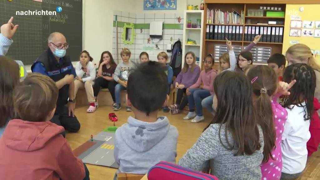 Primarschulkinder werden auf den Strassenverkehr vorbereitet