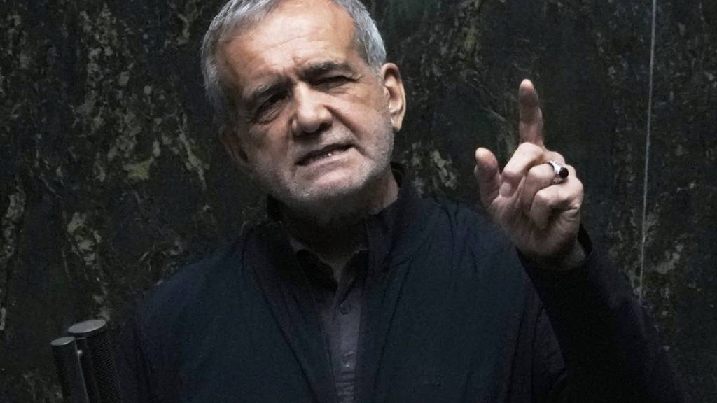 ARCHIV - Der iranische Präsident Massud Peseschkian spricht in einer öffentlichen Sitzung des Parlaments. Foto: Vahid Salemi/AP/dpa