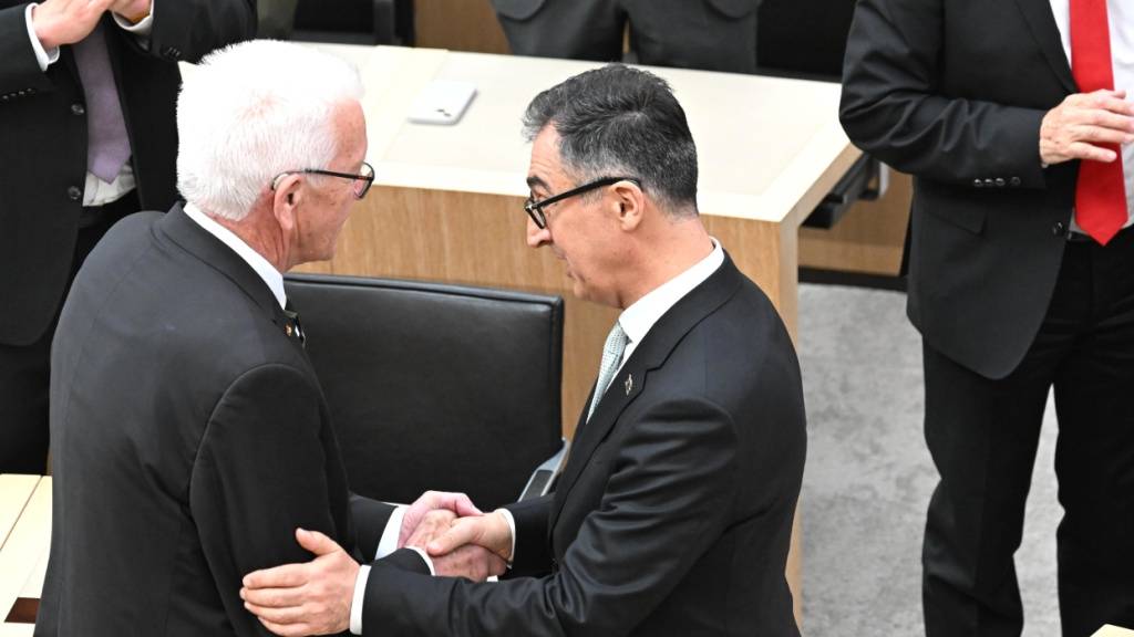 Winfried Kretschmann gratuliert seinem Nachfolger Cem Özdemir. Foto: Bernd Weißbrod/dpa