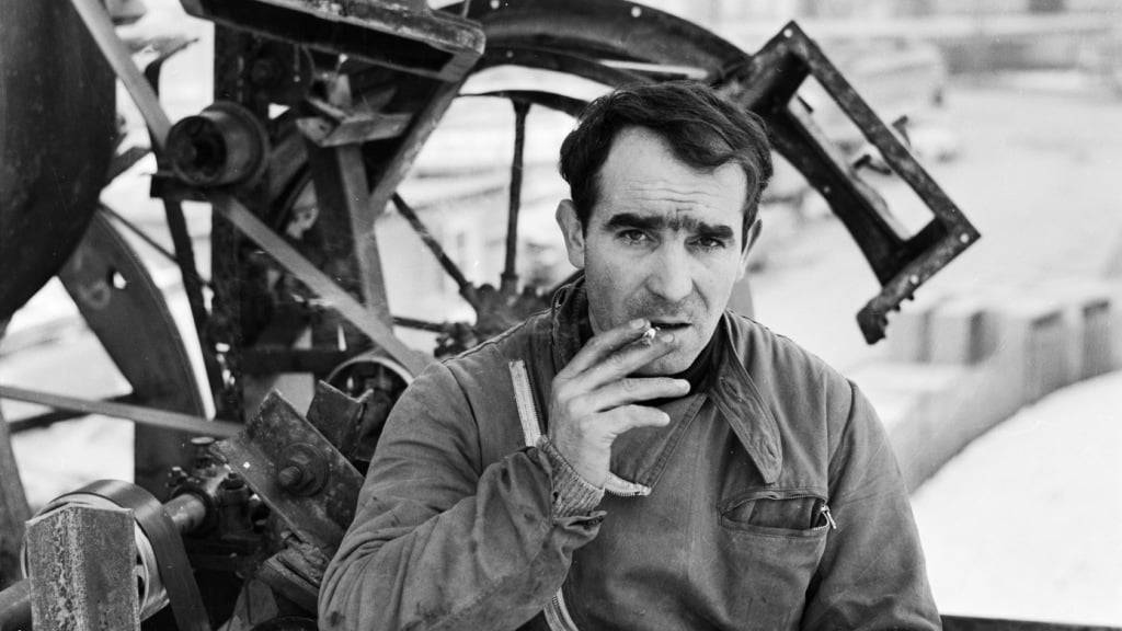 Jean Tinguely 1964 während der Montage seiner Grossplastik «Heureka» in Lausanne. (Archivbild)