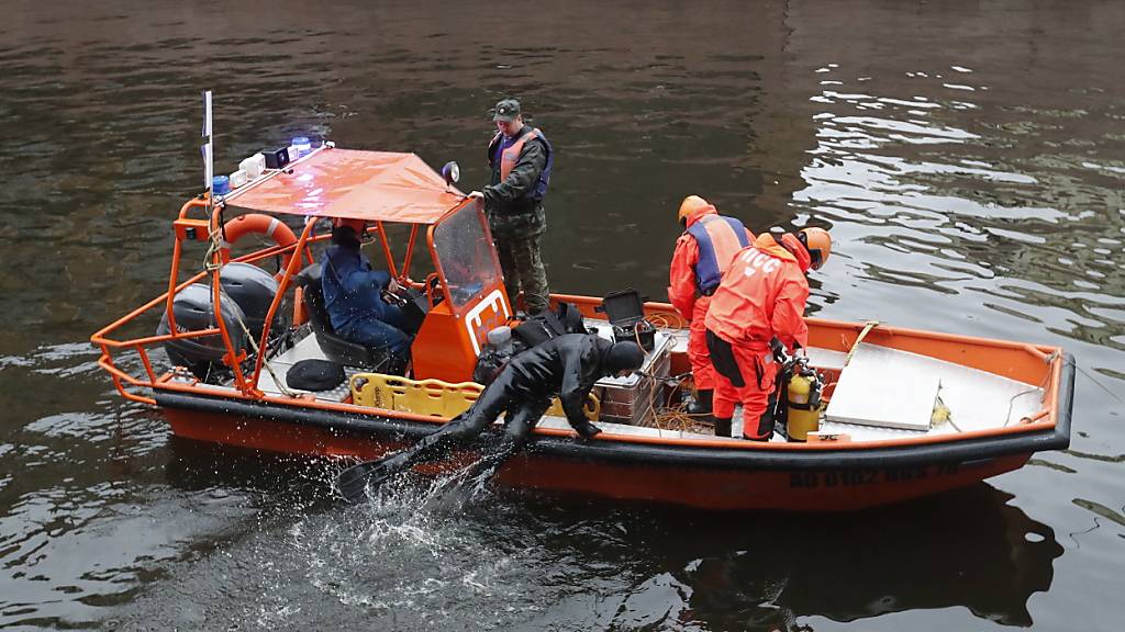 Rettungstaucher an der Arbeit im Fluss Moika in St. Petersburg, wo sie am Samstag in einem Rucksack des Historikers Oleg Sokolow Leichteneile einer ehemaligen Studentin fanden.