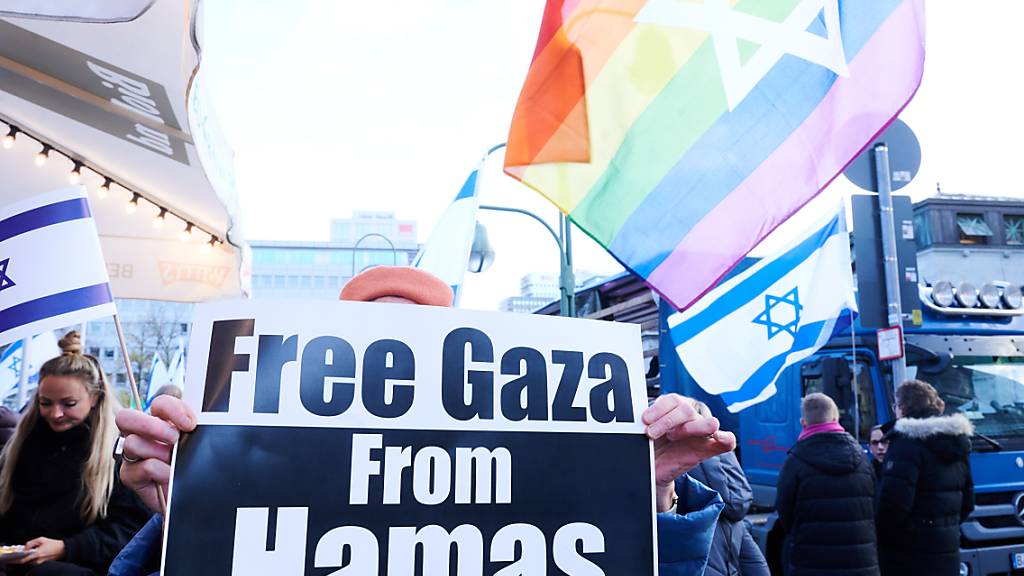 «Free Gaza from Hamas» steht auf einem Transparent, das eine Frau auf der Demonstration «Jüdisches Leben Berlin» für Israel und gegen Antisemitismus hält. Und es gibt eine Aussicht - es besteht die konkrete Hoffnung auf die Freilassung Deutzender Geiseln in Gaza. Foto: Annette Riedl/dpa