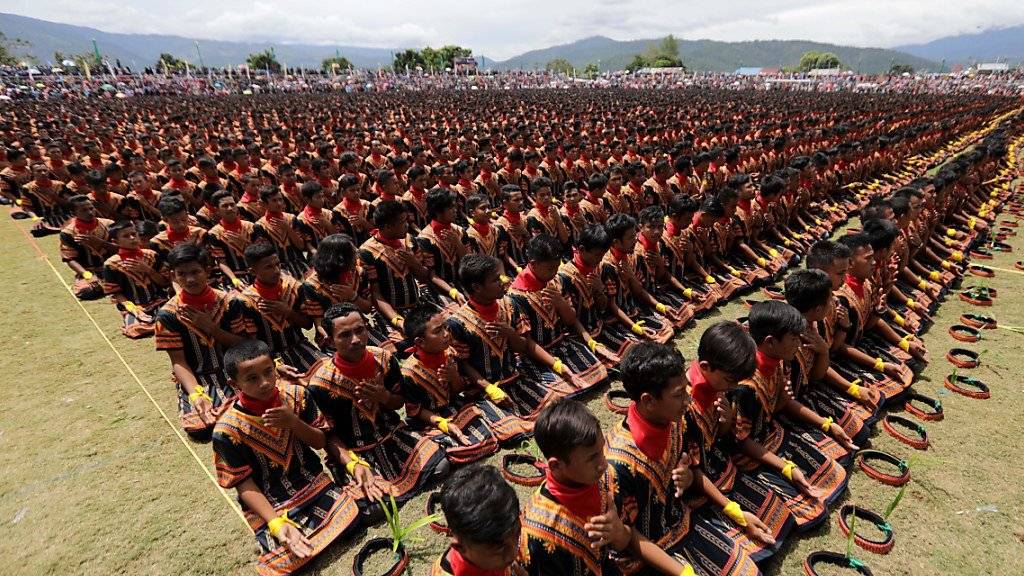 Tausende Männer aus Aceh führen ihren Tanz gegen die Vernichtung des Regenwaldes auf
