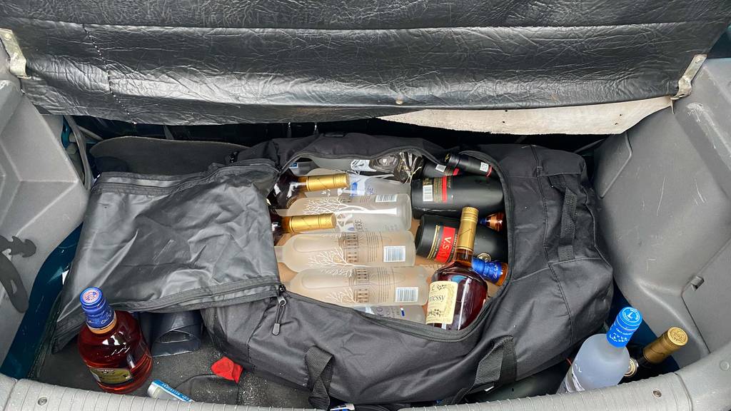 27-Jähriger mit 37 gestohlenen Flaschen Alkohol erwischt