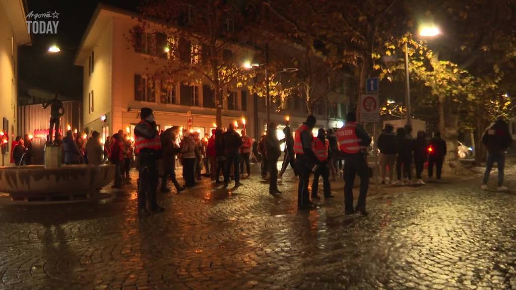 50 Personen demonstrierten mit Fackeln gegen das Covid-Gesetz