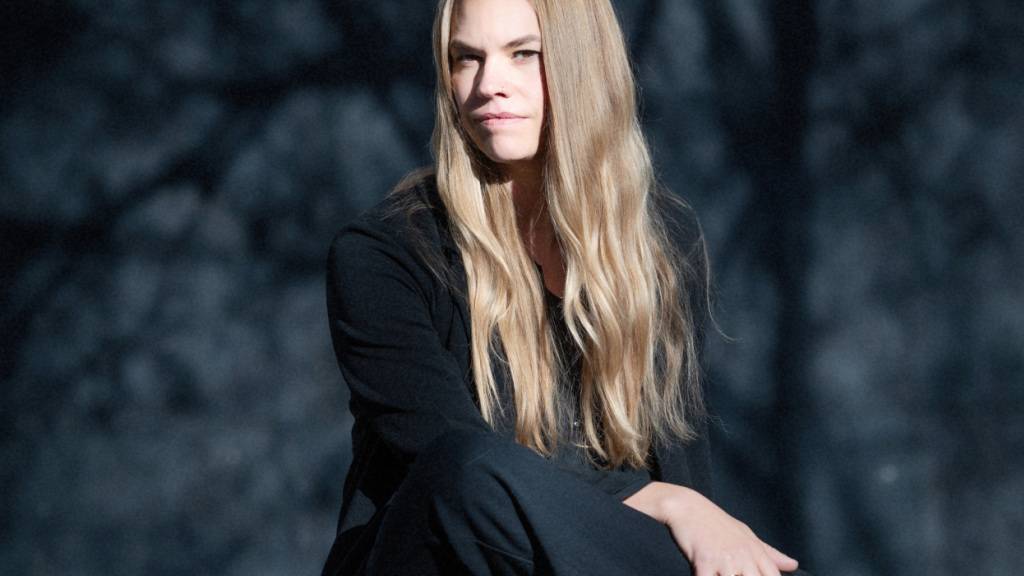 «Schatten der Pinus» ist das Romandebüt der Lyrikerin und Schriftstellerin Martina Caluori. In ihrem Buch beginnen sich die Szenerie des Campingplatzes und die Gedankenwelten der Figuren ineinander zu spiegeln.