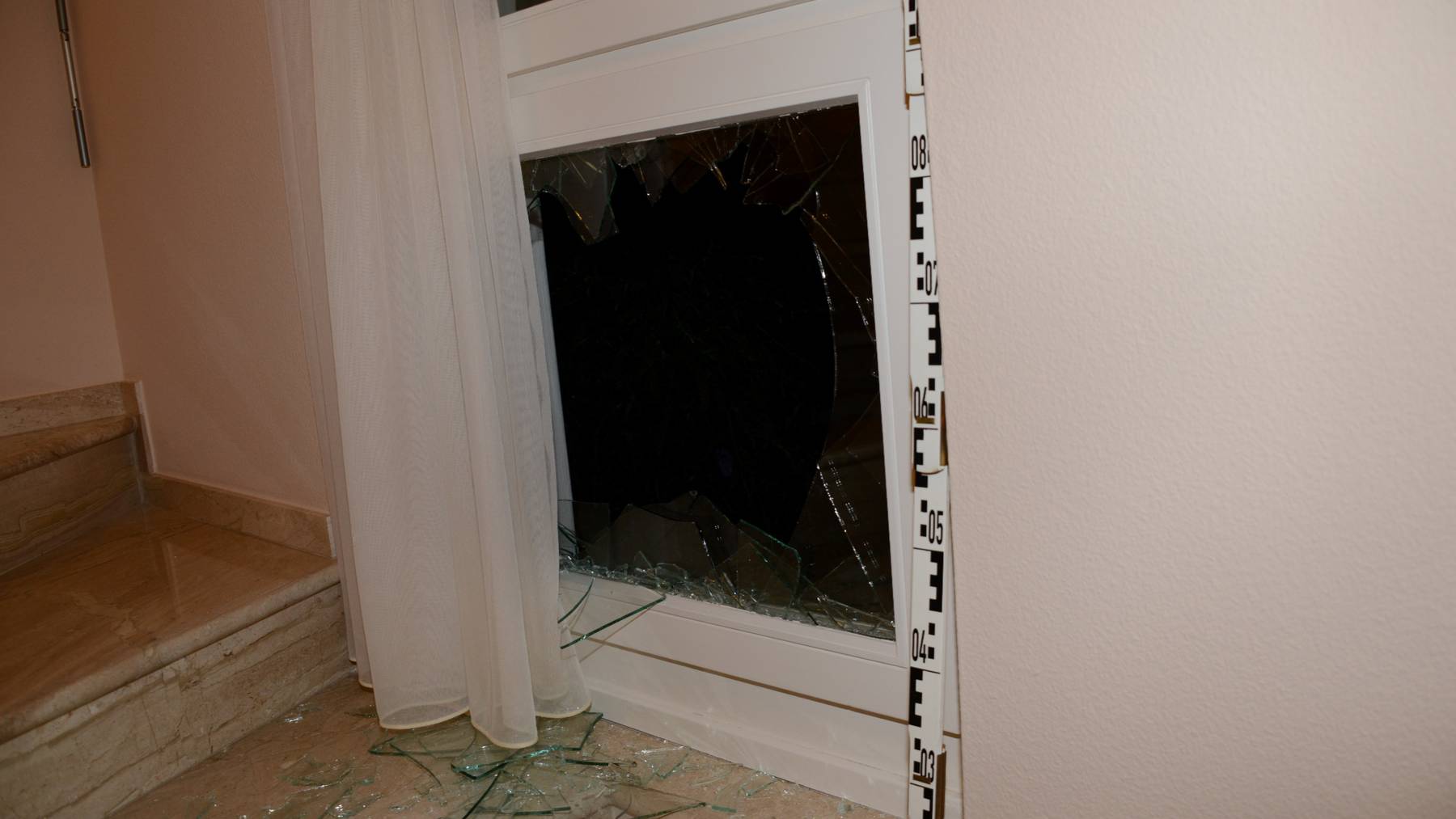 Durch dieses Fenster versuchten die Täter einzusteigen.