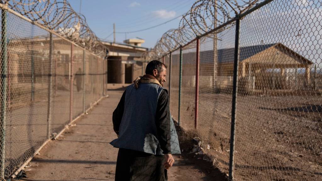 ARCHIV - Ein afghanischer Mann geht am afghanisch-iranischen Grenzübergang Islam Qala entlang. Foto: Petros Giannakouris/AP/dpa/Archivbild