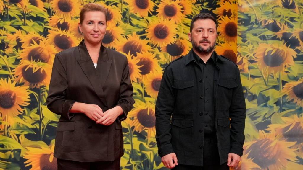 Dänemarks Ministerpräsidentin Mette Frederiksen (l) begrüßt den ukrainischen Präsidenten Wolodymyr Selenskyj vor einem Treffen der Europäischen Politischen Gemeinschaft (EPC). Foto: Emil Helms/Ritzau Scanpix Foto/AP/dpa