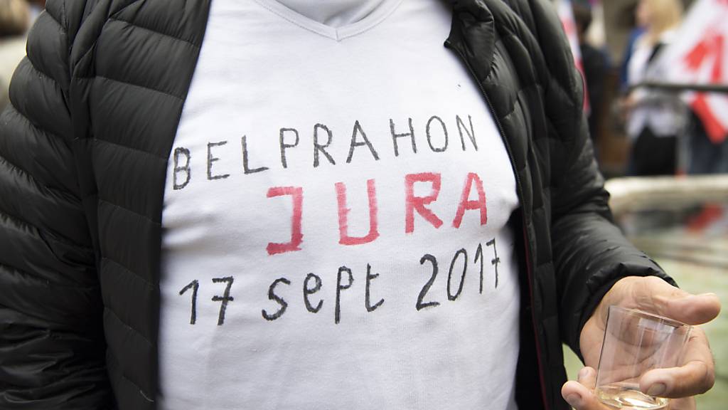 Ein Befürworter des Wechsels zum Kanton Jura aus Belprahon BE zeigt dies im Herbst 2017 auf seinem Pullover. (Archivbild)