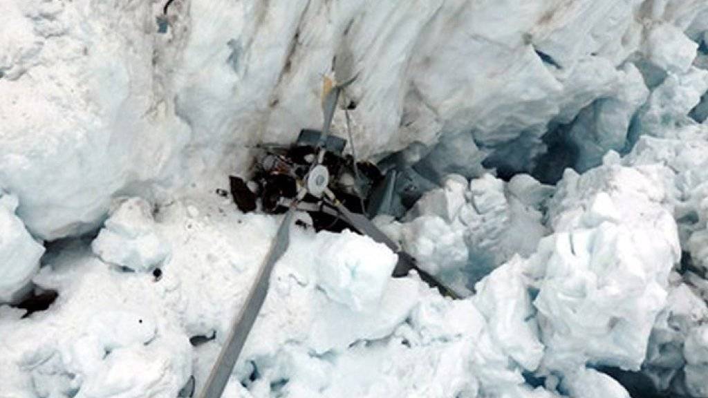 Das Helikopter-Wrack liegt eingeklemmt im ewigen Eis des Fox Gletschers: Bei dem Unglück starben alle sieben Insassen.