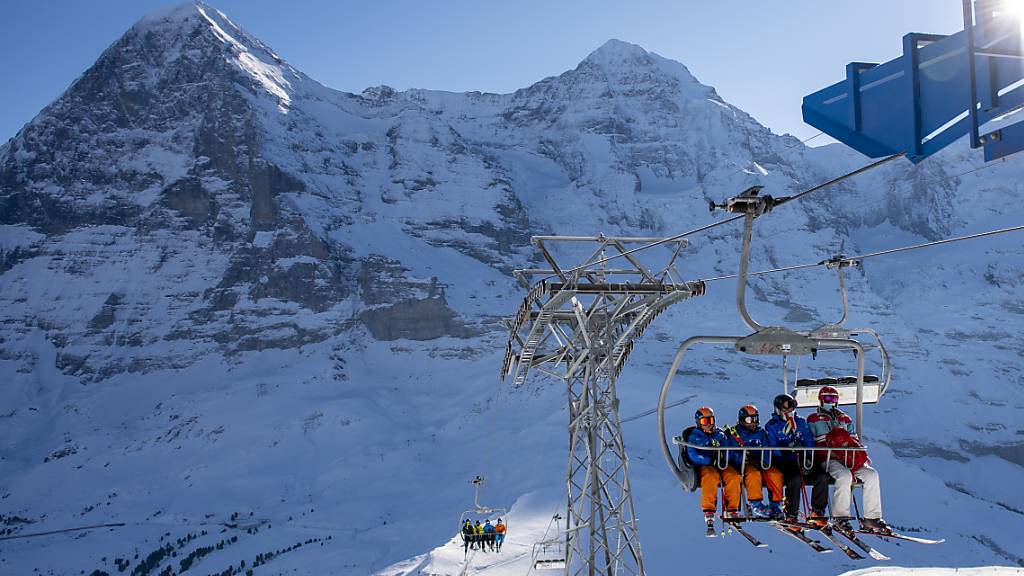 Die Schweizer Wintersportorte dürften in der neuen Skisaison von einer regen Nachfrage aus dem Inland profitieren. Die Konjunkturforschungsstelle KOF rechnet für den Tourismus hierzulande mit einer weiteren langsamen Erholung.(Archivbild)